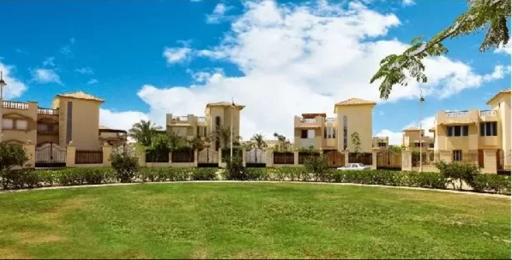 قصر فاخر للبيع في كمبوند رويال سيتي الشيخ زايد