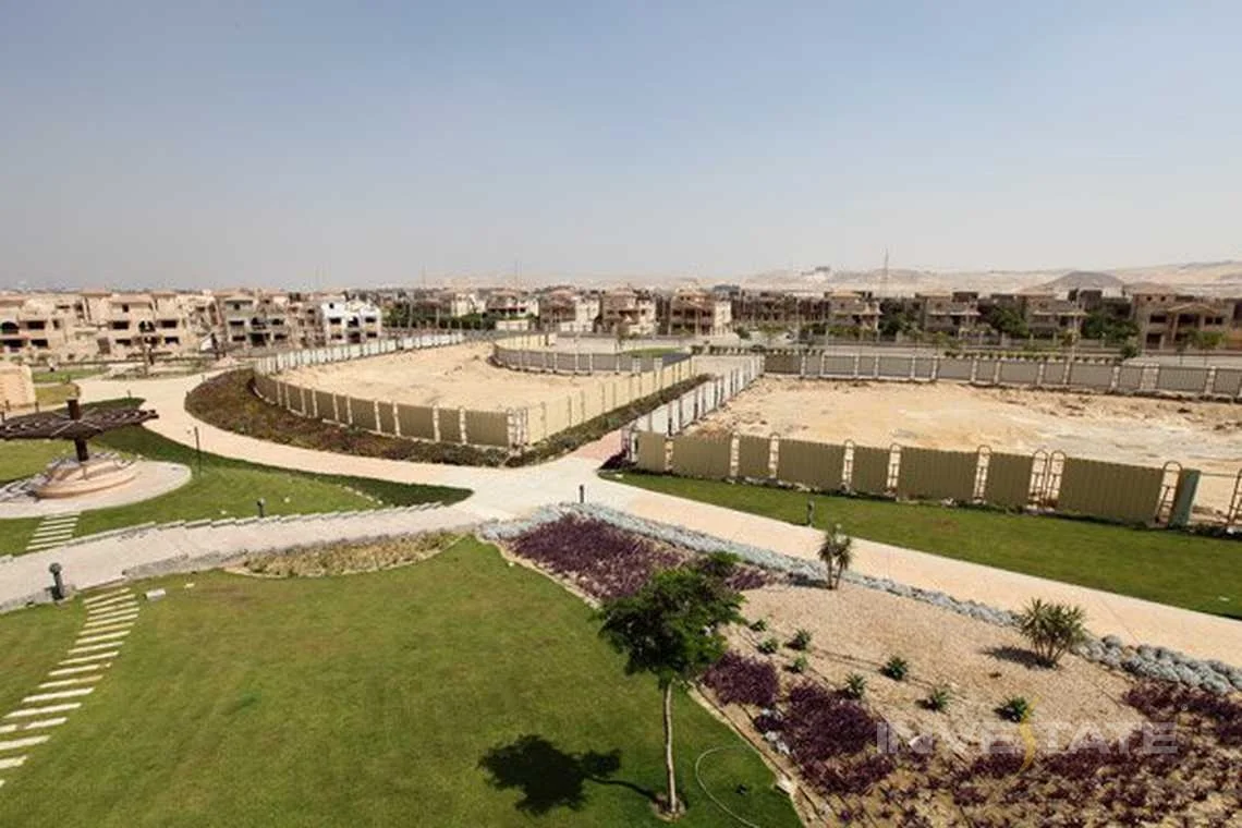 قصر فاخر للبيع في كمبوند رويال سيتي الشيخ زايد