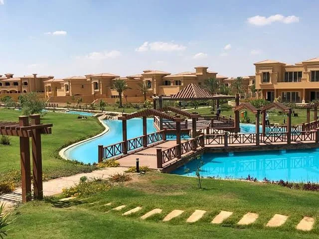 تاون هاوس للبيع في كمبوند رويال ميدوز الشيخ زايد