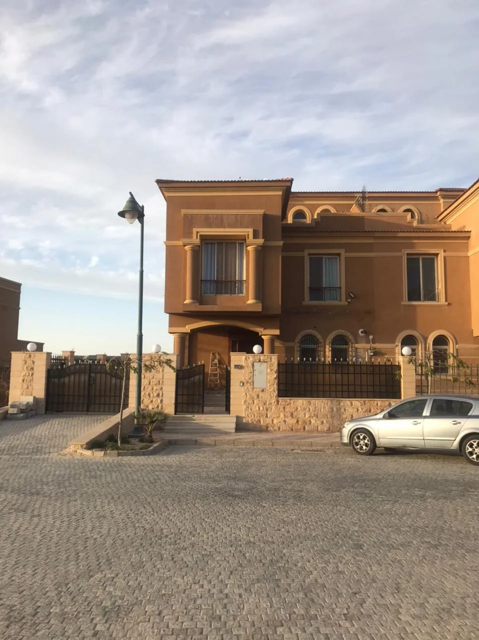 فلل رائعة للبيع في كمبوند رويال ميدوز الشيخ زايد 3 غرف نوم من شركة أركو