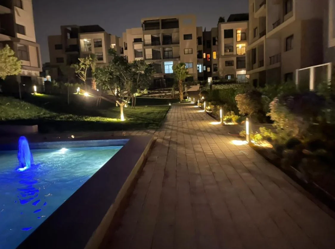 شقة مفروشة للبيع في كمبوند فيفث سكوير المراسم