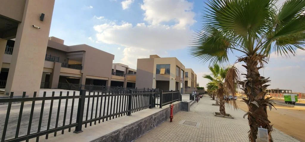 مكتب فاخر للبيع في كمبوند فيلدج جاردن، القطامية، القاهرة الجديدة
