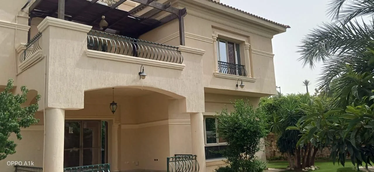 فيلا فاخرة للبيع في كمبوند قطامية هيلز