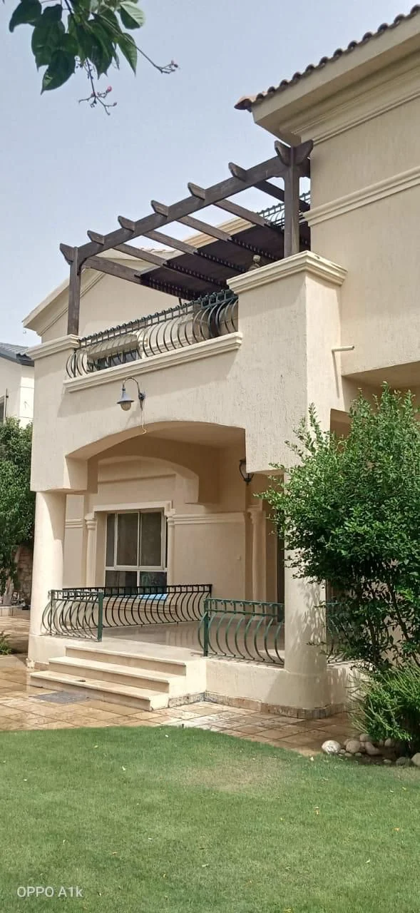 فيلا فاخرة للبيع في كمبوند قطامية هيلز