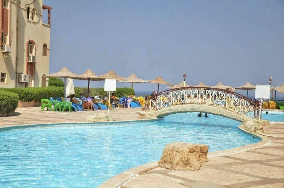 فيلا فاخرة للبيع في قرية لاسيرينا العين السخنة مع 4 غرف نوم