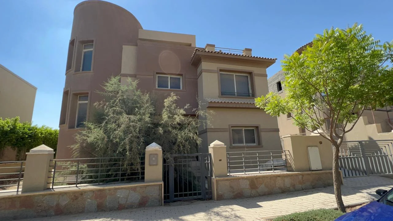 فيلا للبيع في كمبوند بالم هيلز قطامية (PK1) — 5 غرف | 585 م² مبانى | 690 م² أرض
