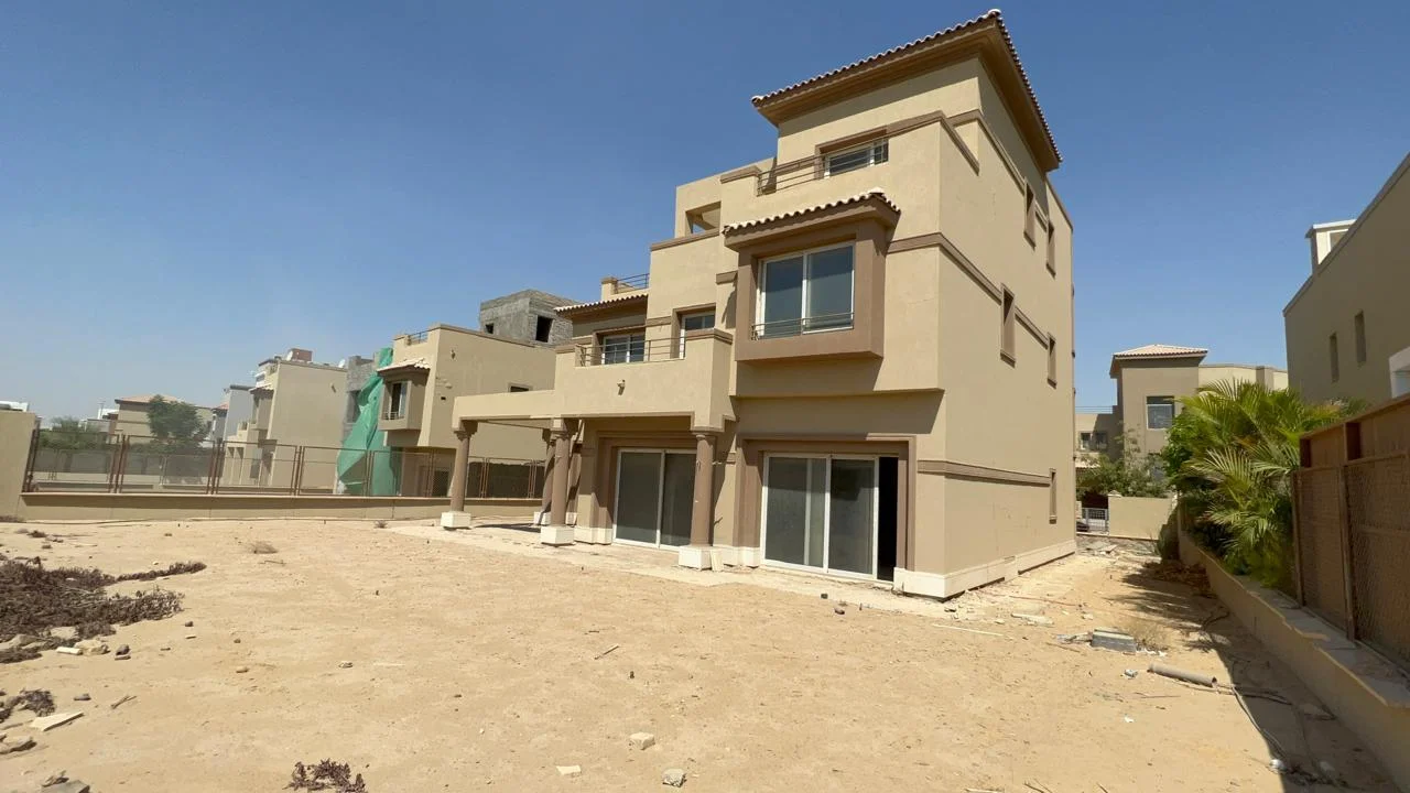 فيلا للبيع في كمبوند بالم هيلز قطامية (PK1) — 5 غرف | 585 م² مبانى | 690 م² أرض